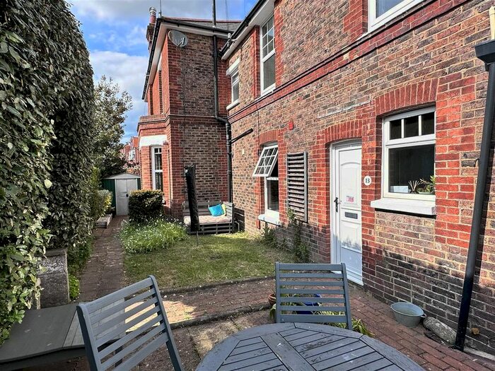 2 Bedroom Flat For Sale In Motcombe Road, Eastbourne, BN21