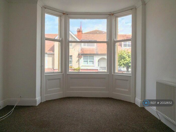 2 Bedroom Flat To Rent In Victoria Avenue, Llandudno, LL30