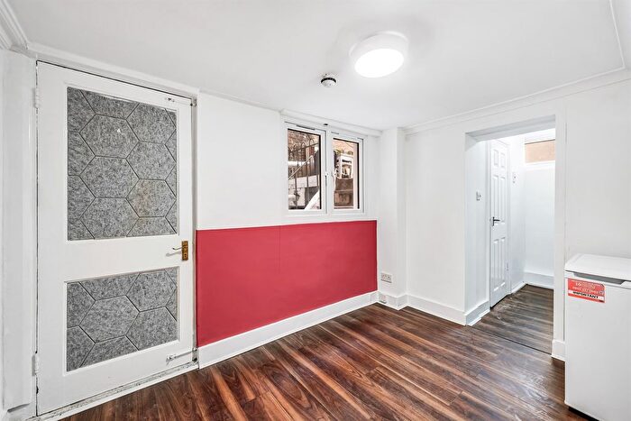 Studio To Rent In West Cromwell Road, SW5