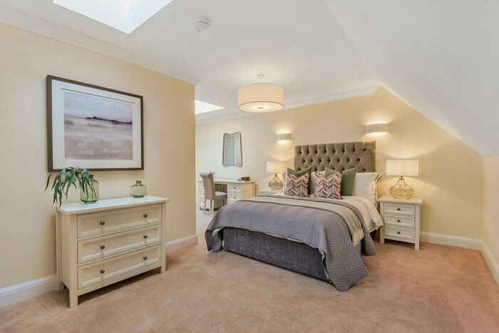 2 Bedroom Duplex To Rent In Dukes Ride, Crowthorne, RG45