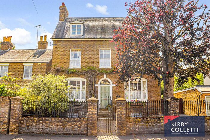 4 Bedroom Detached House For Sale In Ware Road, Hoddesdon, Hertfordshire, EN11