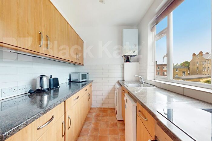 1 Bedroom Flat To Rent In Minford Gardens, Shepherds Bush, W14