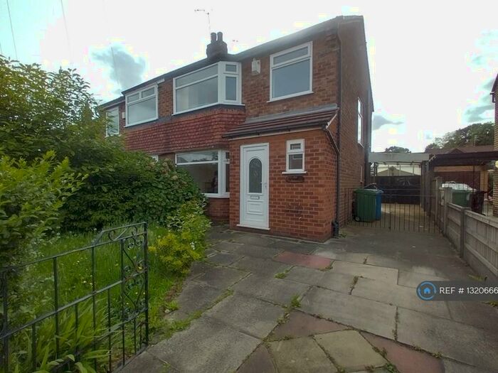 3 Bedroom Semi-Detached House To Rent In Carlyn Avenue, Sale, M33