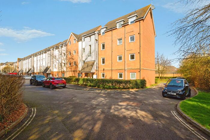 2 Bedroom Flat For Sale In Tudor Crescent, Portsmouth, PO6