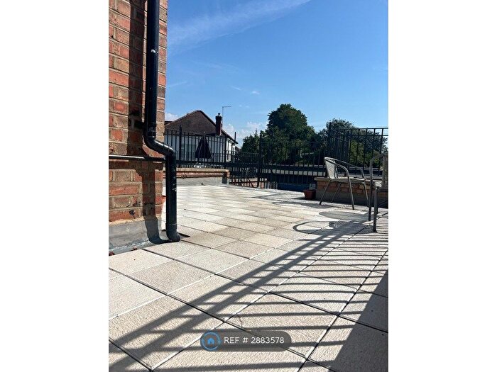 2 Bedroom Flat To Rent In High Road, London, N20