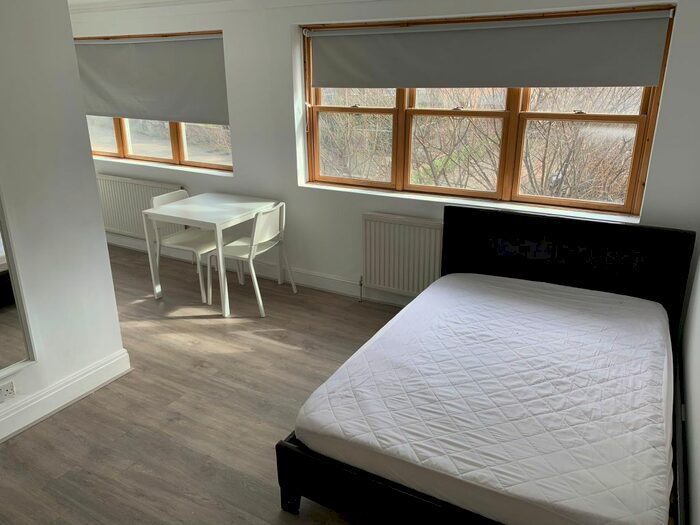 Studio To Rent In Station Road, London, NW4
