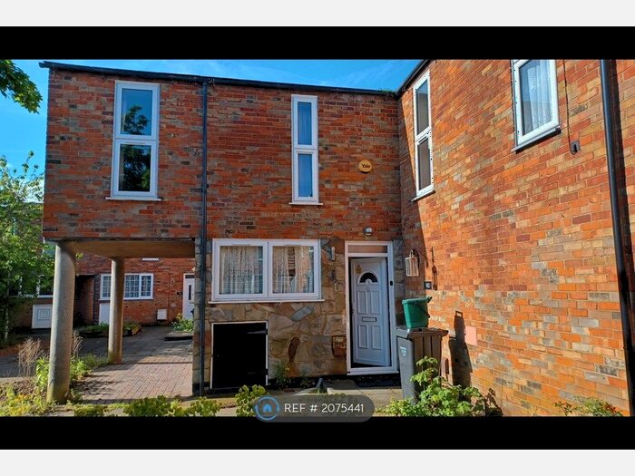 3 Bedroom End Of Terrace House To Rent In Crosse Courts, Basildon, SS15