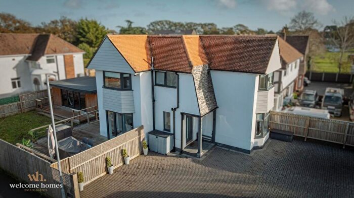 3 Bedroom Detached House For Sale In Fairmile Road, Christchurch, BH23