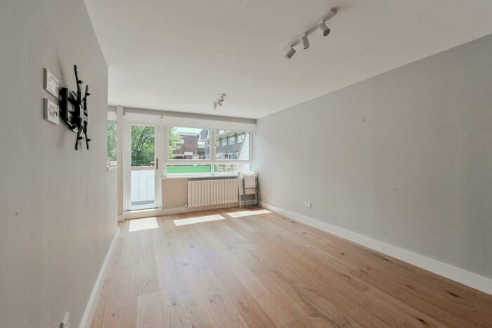 2 Bedroom Maisonette To Rent In Pembroke Street, Islington, London, N1