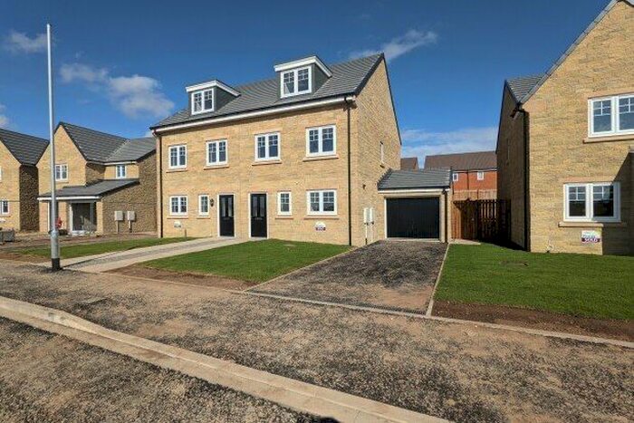 3 Bedroom Town House To Rent In Grint Close, Durham, DH6