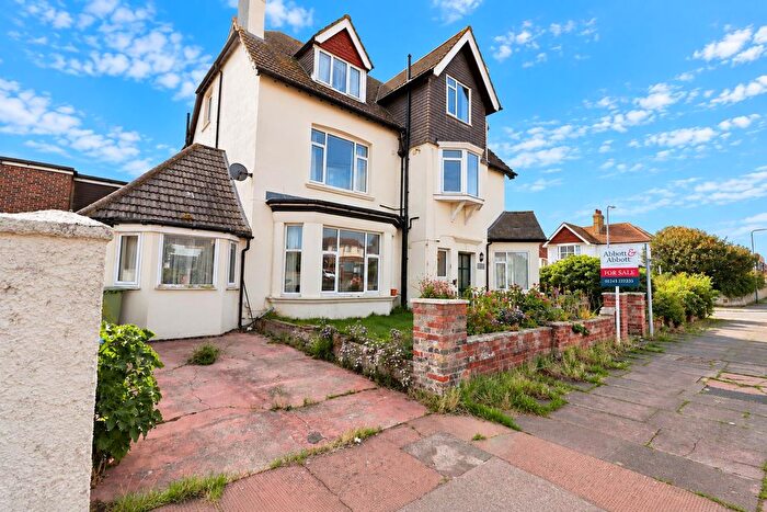 2 Bedroom Flat For Sale In Cantelupe Road, Bexhill-On-Sea, TN40