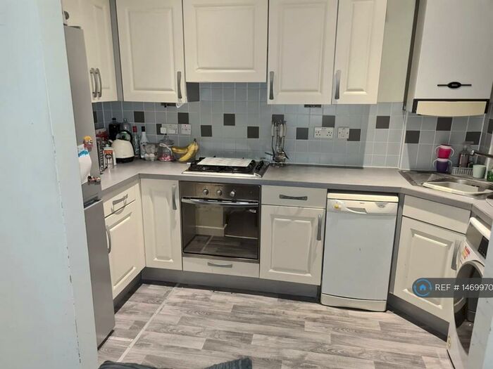 2 Bedroom Flat To Rent In Huntingdon Court, Barnet, EN5