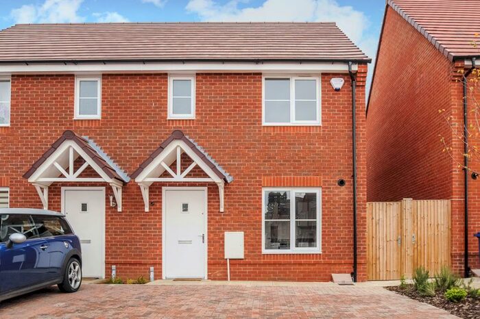 3 Bedroom Semi-Detached House To Rent In Near Town Centre, Bicester, OX26