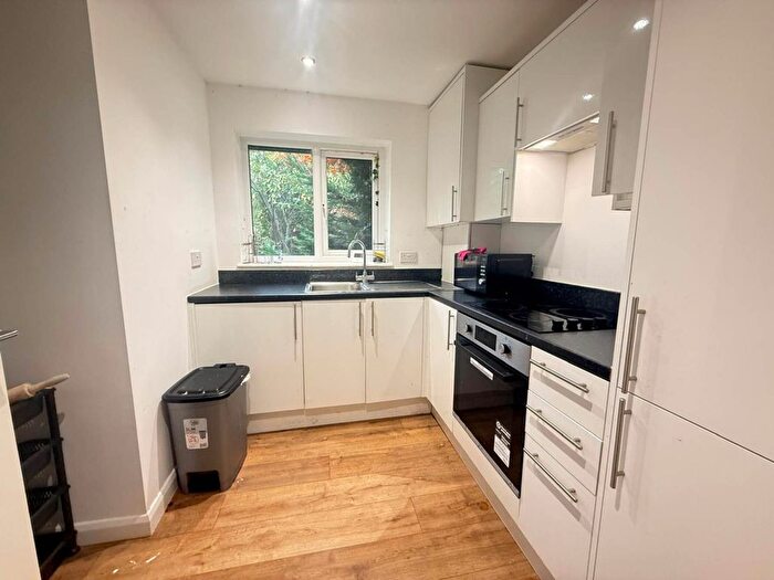 2 Bedroom Bungalow To Rent In Vicarage Way, Slough, SL3