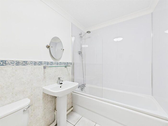 2 Bedroom Apartment To Rent In Twig Folly Close, Bethnal Green, E2