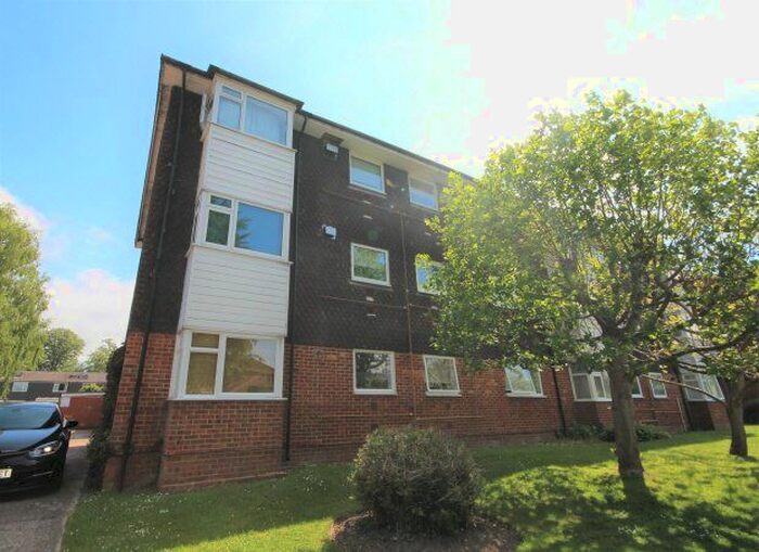 1 Bedroom Flat To Rent In Wimblehurst Road, Horsham, RH12