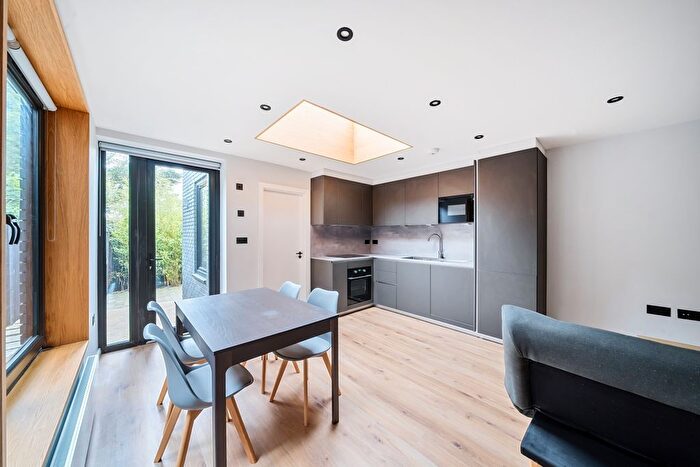 2 Bedroom Flat To Rent In Hamilton Road, London, NW11