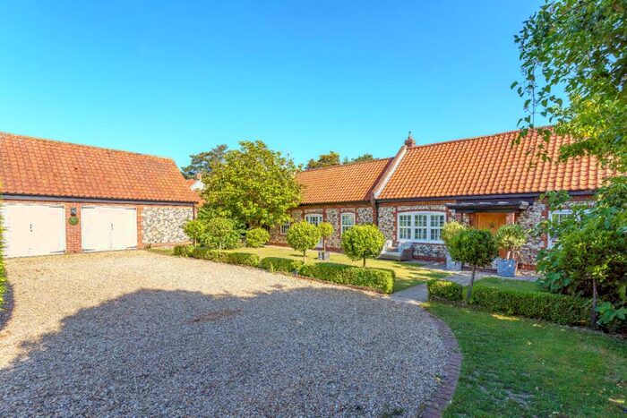 4 Bedroom Barn For Sale In High Street, Thornham, PE36