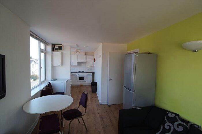 3 Bedroom Flat To Rent In Double Bedroom Within Shared Student Flat - Winton, BH9