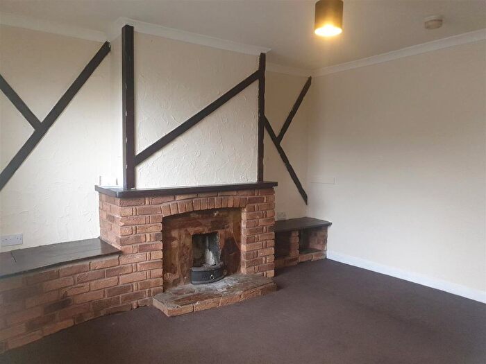 3 Bedroom Semi-Detached House To Rent In Dilloways Lane, Willenhall, WV13