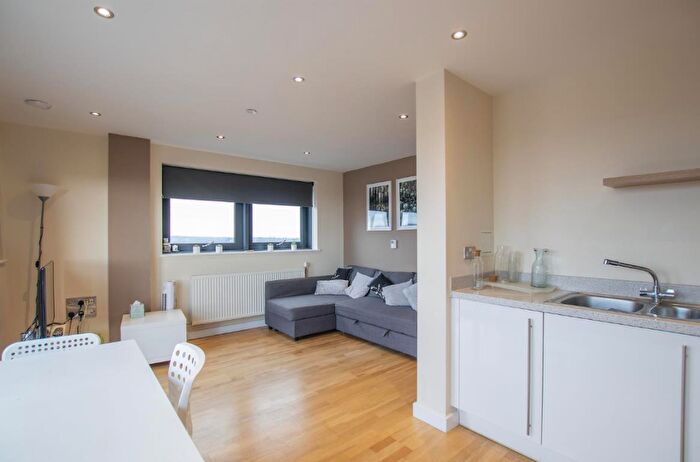 1 Bedroom Flat To Rent In Pinnacle House, EN1