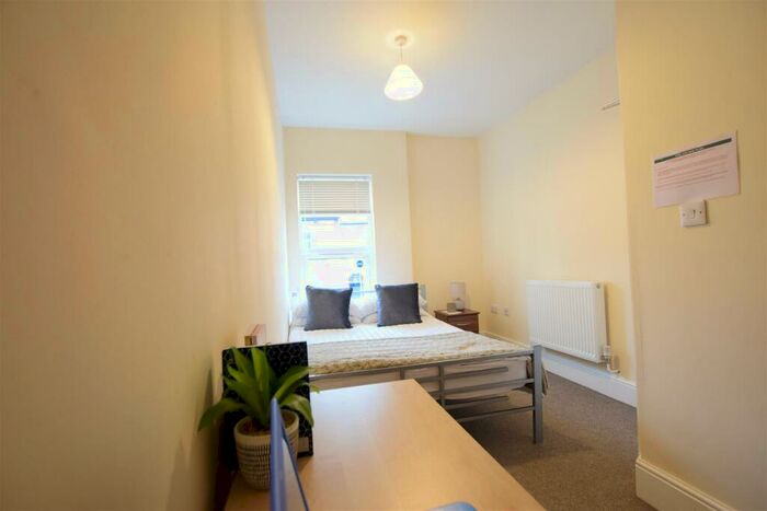 6 Bedroom End Of Terrace House To Rent In West Parade - Student House - /, LN1