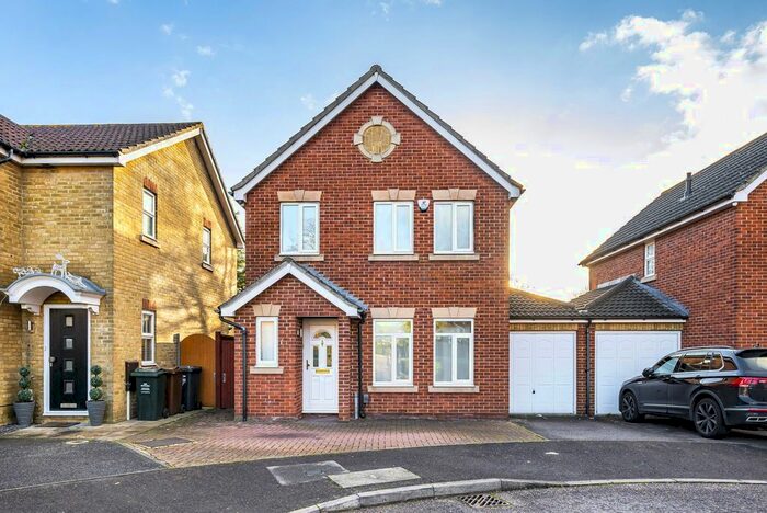 3 Bedroom Detached House To Rent In The Green, Dartford, DA2