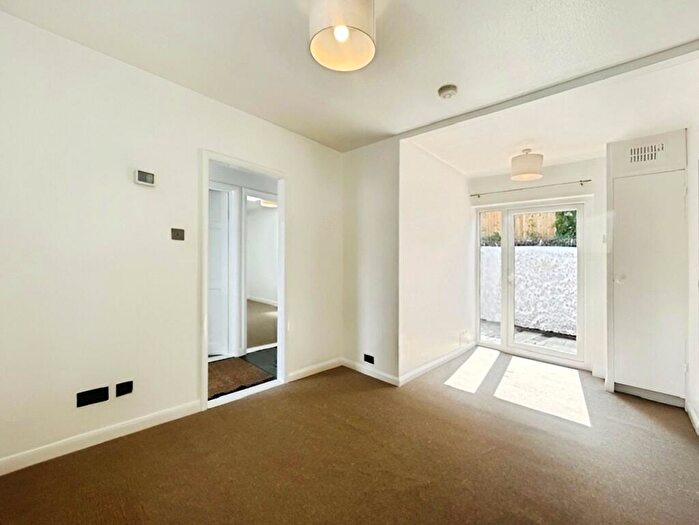 2 Bedroom Bungalow To Rent In Manor Road, Wallington, Surrey, SM6