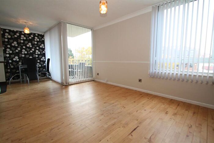 2 Bedroom Apartment To Rent In Chalkwell Avenue, Westcliff-On-Sea, SS0