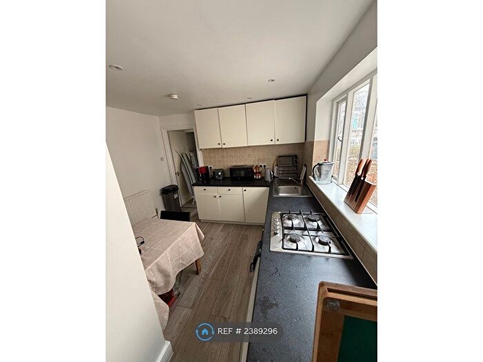 2 Bedroom Flat To Rent In Battersea Rise, London, SW11