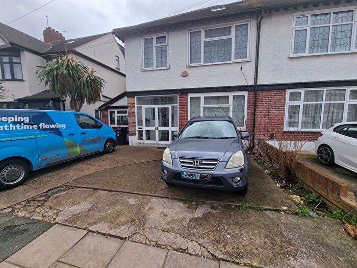 5 Bedroom Property To Rent In Highwood Gardens, Ilford, IG5