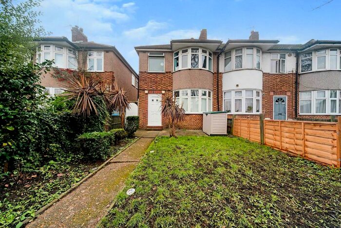 2 Bedroom Flat To Rent In Bushey Road, London, SW20