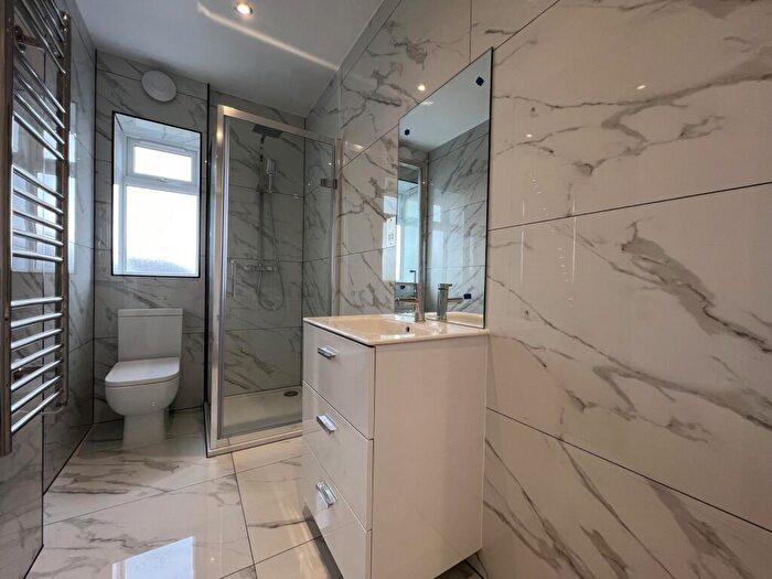 Flat To Rent In Wellington Parade, Blackfen Road, DA15