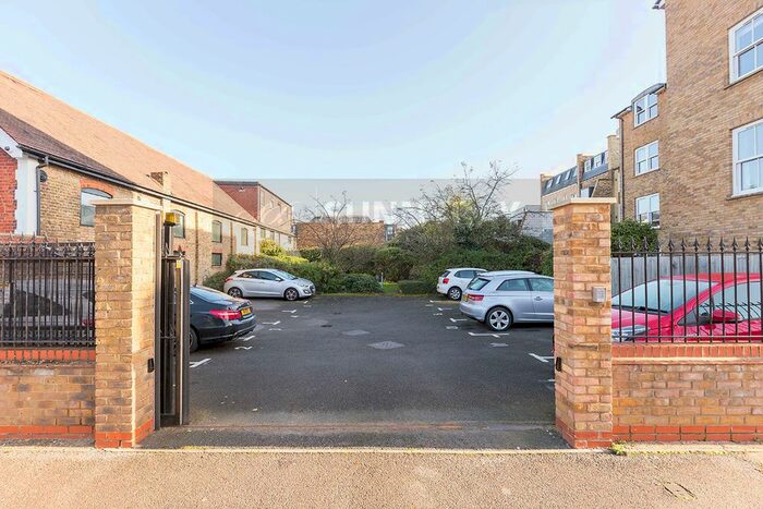 2 Bedroom Flat To Rent In Montague Road, Wimbledon SW19