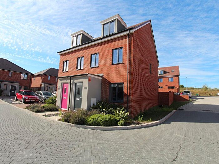 3 Bedroom Semi-Detached House For Sale In Bailey Drive, Ebbsfleet, DA10