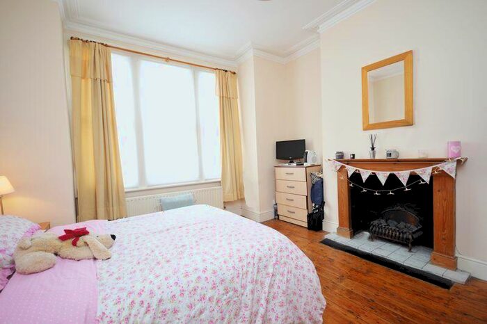 3 Bedroom Flat To Rent In Hazelbourne Road, Clapham South, SW12