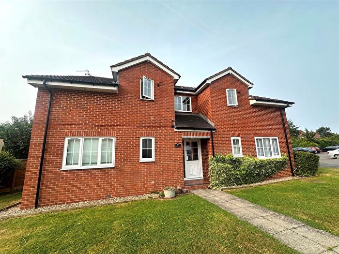 2 Bedroom Flat To Rent In Holm Oak Park, Hagden Lane, Watford, WD18