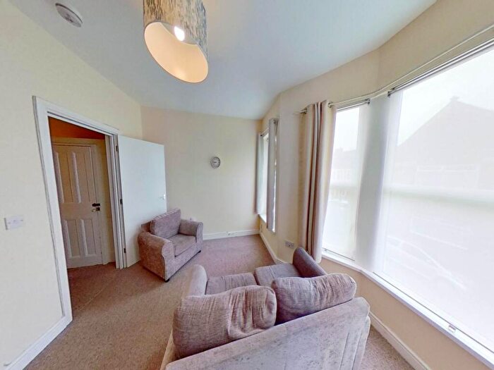 2 Bedroom Flat To Rent In Dogfield Street, Cathays, Cardiff, CF24