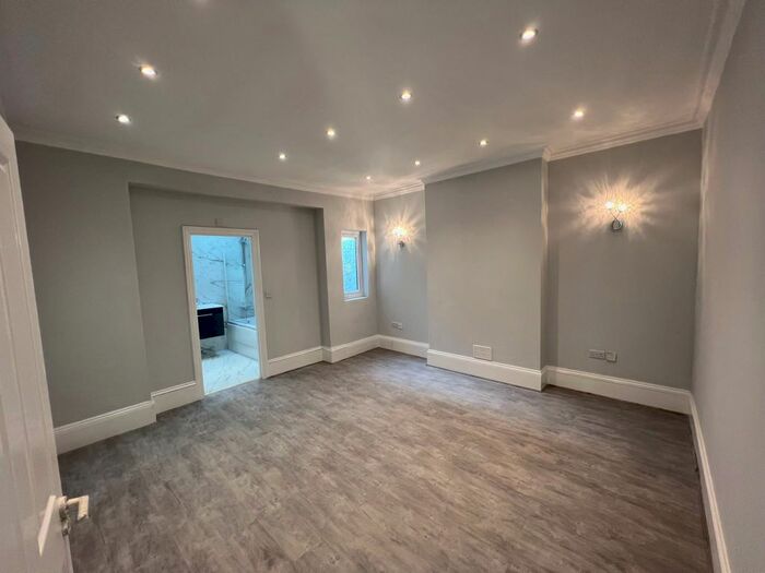 2 Bedroom Flat To Rent In Whitehorse Lane, London, SE25