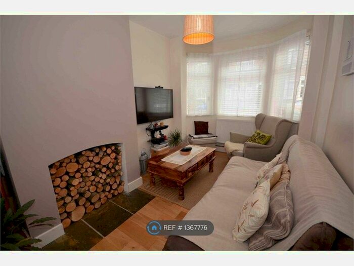 3 Bedroom Terraced House To Rent In Graham Road, Rugby, CV21