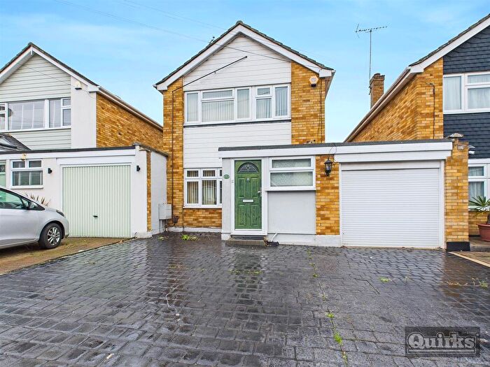 3 Bedroom Link Detached House For Sale In Highcliffe Close, Wickford, SS11