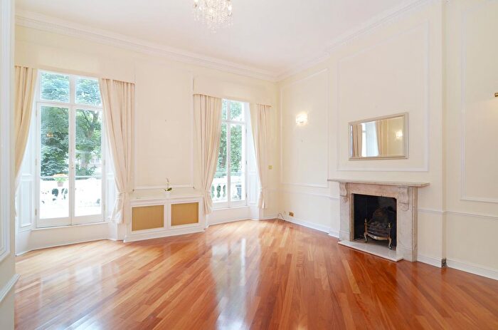 3 Bedroom Flat To Rent In St. Georges Square, London, SW1V