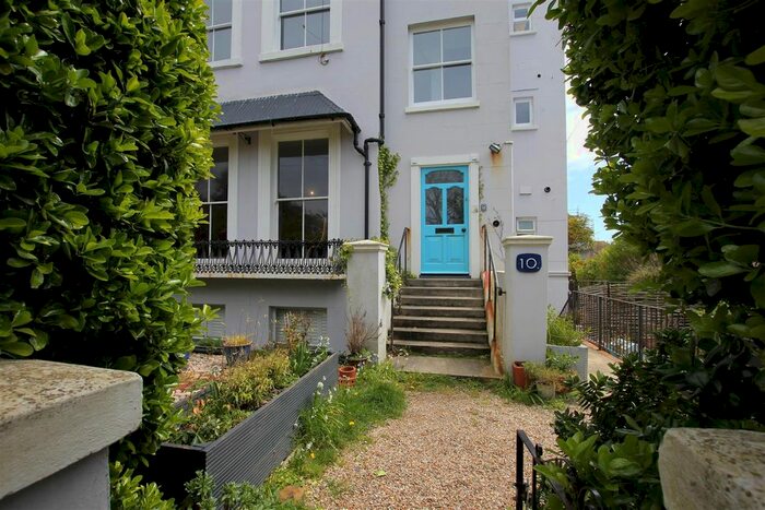 2 Bedroom Flat To Rent In The Lawn, St. Leonards-On-Sea, TN38