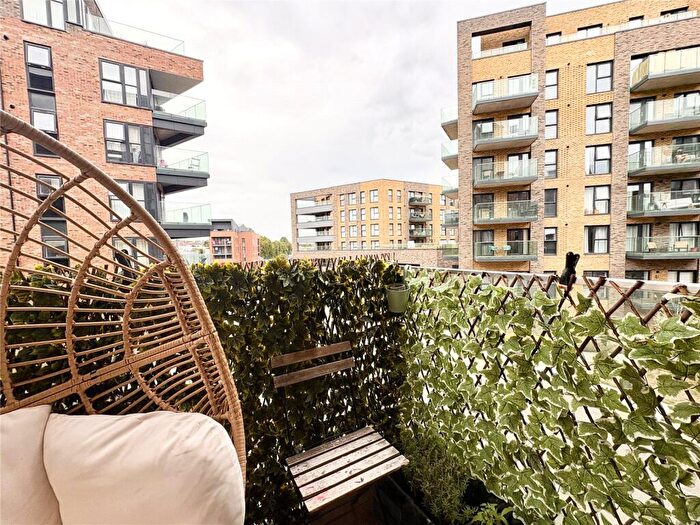 2 Bedroom Flat For Sale In William Mundy Way, Dartford, Kent, DA1