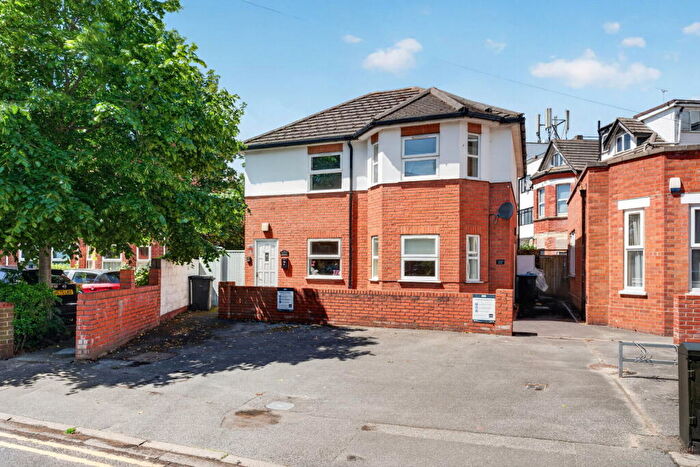 2 Bedroom Apartment To Rent In Crabton Close Road, Bournemouth, BH5