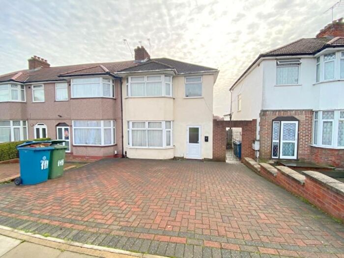 4 Bedroom Semi-Detached House To Rent In Molison Way, Edgware, HA8