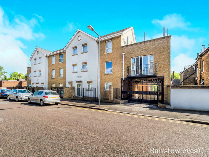 2 Bedroom Flat To Rent In Kiran Court, Spratt Hall Road, E11