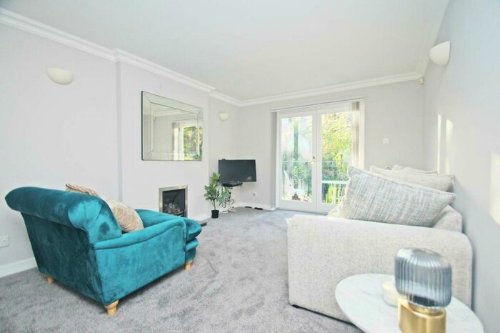 2 Bedroom Flat To Rent In Quarry Dene, Weetwood, Leeds, LS16