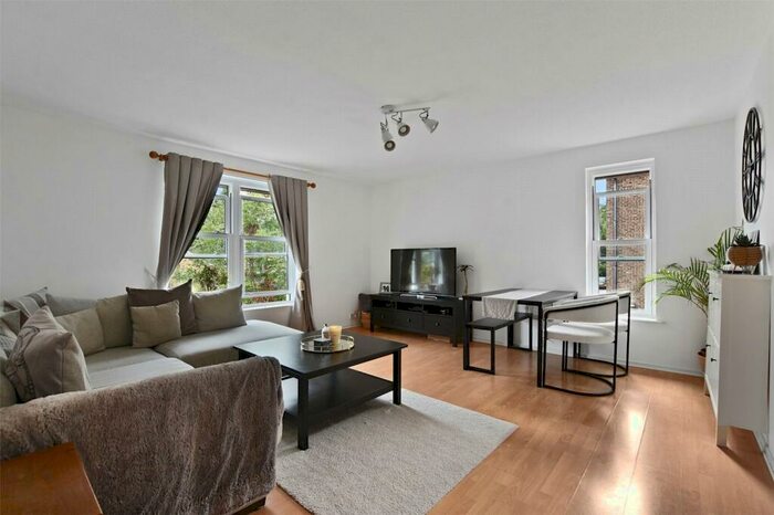 2 Bedroom Apartment To Rent In Oakleigh Park North, London, N20