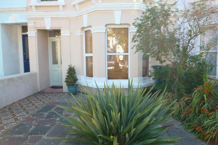 1 Bedroom Flat To Rent In Westbourne Gardens, Hove, BN3